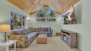 TV, fireplace, offices - Pets ok! Private hot tub, near park, bikes, family (Sunriver)