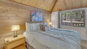 3 bedrooms, iron/ironing board, WiFi - Pets ok! Private hot tub, near park, bikes, family (Sunriver)