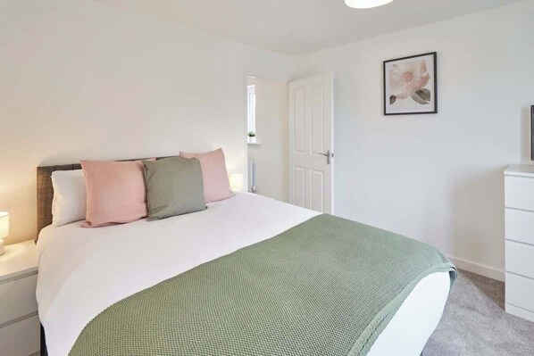 3 bedrooms, iron/ironing board, travel crib, WiFi (free)