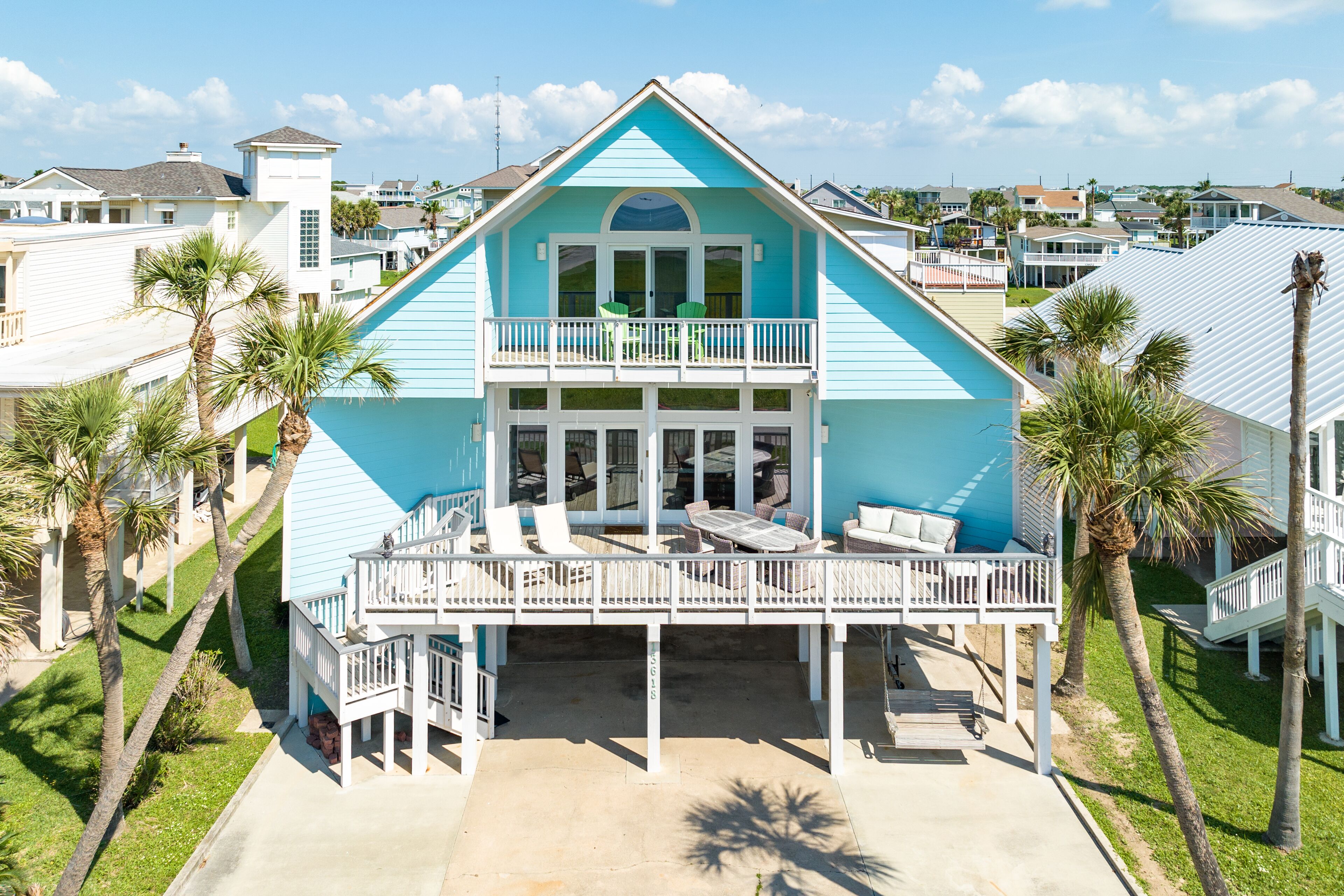Great Gulf Views, Large Deck, 2 Living Areas, Patio Bar, Easy Walk to Beach