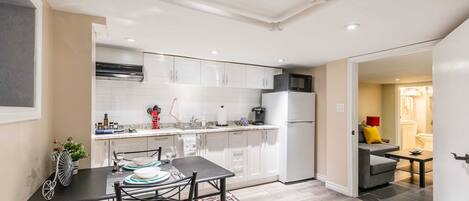 KĂŒhlschrank, Mikrowelle, Herdplatte, Wasserkocher mit Kaffee-/Teezubehör