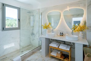 Dusche, Haartrockner, Handtücher