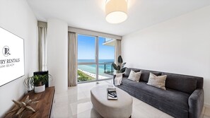 Smart TV, videogames, DVD player, pebolim