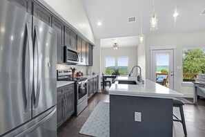 Refrigerador, microondas, horno y parrilla de estufa 