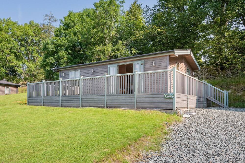 Grove Lodge - a holiday lodge that sleeps 2 with an en-suite