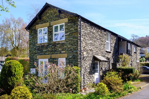 Annie's View is a Bijou Apartment located in the heart of Bowness