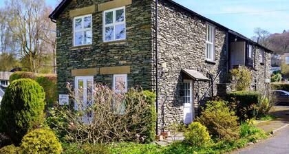 Annie's View is a Bijou Apartment located in the heart of Bowness