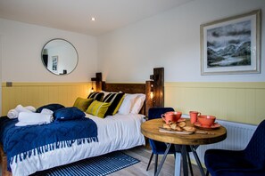 1 bedroom, iron/ironing board, free WiFi, bed sheets - Spring Wood Woodland pod - a holiday Pod that sleeps 2 with an en-suite (Winster)