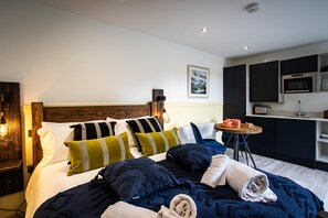 1 bedroom, iron/ironing board, free WiFi, bed sheets - Spring Wood Woodland pod - a holiday Pod that sleeps 2 with an en-suite (Winster)