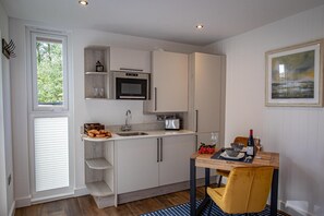 Frigorífico, microondas, tostadora y utensilios de cocina