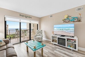 Smart TV, books, streaming services - Oceanfront Retreat-Pool-Castle Reef 412 (New Smyrna Beach)