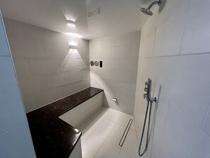 Séchoir à cheveux, serviettes fournies, savon, papier de toilette