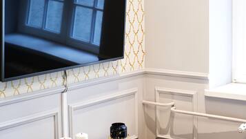 Deluxe Apartment | 2 bedrooms, desk, iron/ironing board, free WiFi