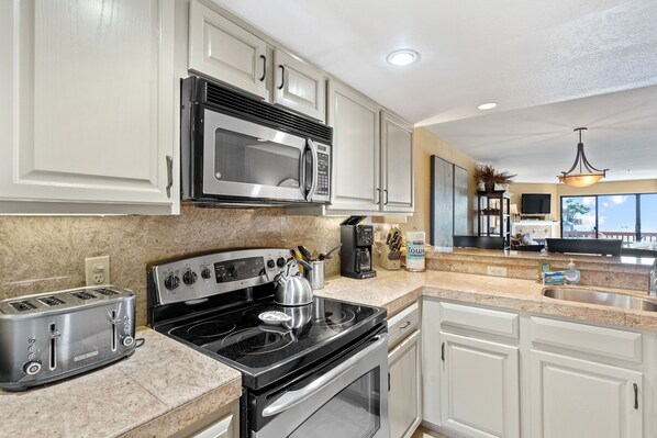 Refrigerador, microondas, horno, placa de cocina