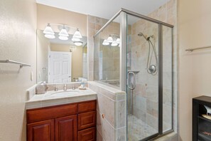 Shower - Closely located to Seascape Golf Course & Seascape Village (Aptos)