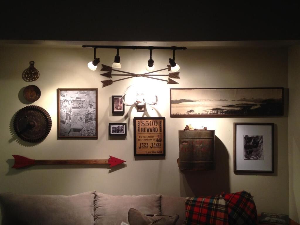 Een kamer met een bank, een rode pijlp decoratie, een jukebox uit vervlogen tijden en diverse ingelijste foto's aan de muur.