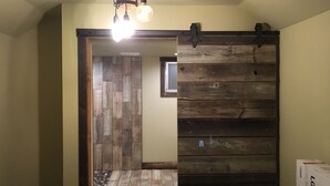 Baltimore Cabin #3 ADA | 高級寝具、ピロートップベッド、アイロン / アイロン台、WiFi (無料)