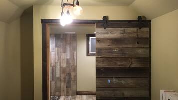 Baltimore Cabin #3 ADA | Seprai premium, bantalan ekstra lembut, dan didekorasi berbeda-beda