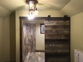 Baltimore Cabin #3 ADA | 高档床上用品、加厚床垫、特色装修、特色家居