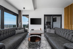 Flachbildfernseher, Kamin, Videospielkonsole, Tischtennisplatte