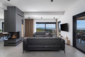 Flachbildfernseher, Kamin, Videospielkonsole, Tischtennisplatte