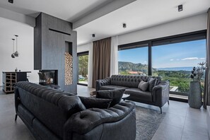 Flachbildfernseher, Kamin, Videospielkonsole, Tischtennisplatte