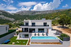 A modern two-story house with a swimming pool, a tennis court, and a view of the surrounding mountains. - Villa Fortress, private pool, Game room, sea views (Klis)