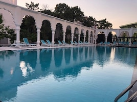 Una piscina al aire libre de temporada
