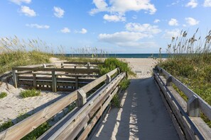 Una spiaggia nelle vicinanze