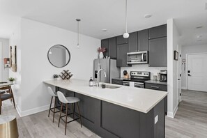 Een koelkast, een microgolfoven, een oven, een kookplaat