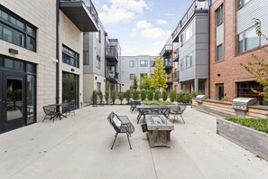 Outdoor dining - CozySuites Modern Studio in Meridian Kessler (Indianapolis)
