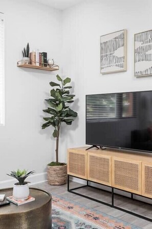 Interior - CozySuites Modern Studio in Meridian Kessler (Indianapolis)