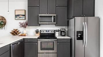 Réfrigérateur, micro-ondes, four, plaque de cuisson