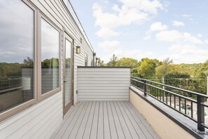 Property grounds - Spacious 2BR in Meridian Kessler by CozySuites (Indianapolis)