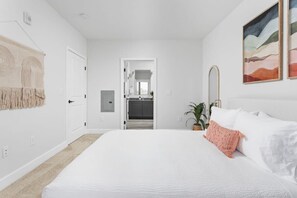 2 bedrooms, iron/ironing board, WiFi, bed sheets - Spacious 2BR in Meridian Kessler by CozySuites (Indianapolis)