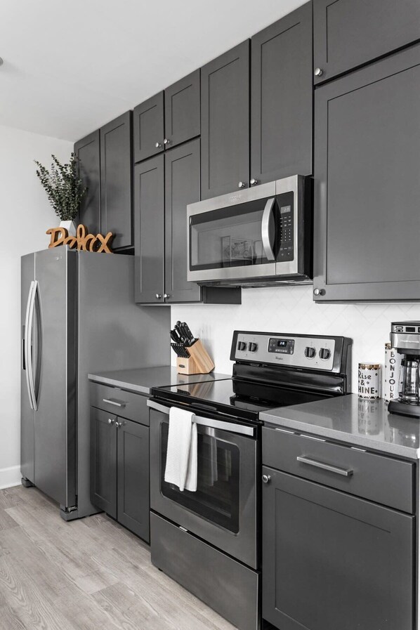 冷蔵庫、電子レンジ、オーブン、コンロ