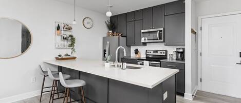 Kylskåp, mikrovågsugn, ugn och spishäll