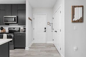 Kühlschrank, Mikrowelle, Ofen, Herdplatte