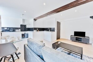 A modern apartment with a kitchen, dining area, and living room. - Beautiful 1 Bedroom Apartment in Burton-on-Trent (Burton upon Trent)