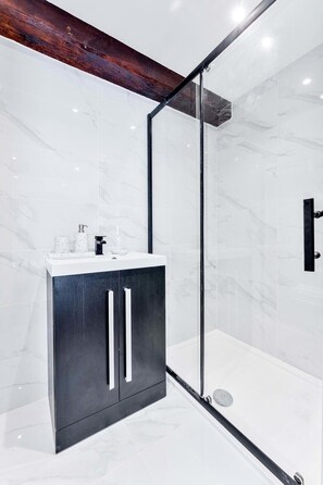 Douche, sèche-cheveux, serviettes fournies