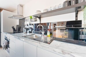 Fridge, microwave, oven, stovetop - Stunning 1 Bed Apartment in Burton-on-Trent (Burton upon Trent)