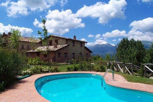 Country house with view of the Sibillini Mountains and swimming pool