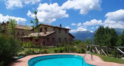 Country house with view of the Sibillini Mountains and swimming pool