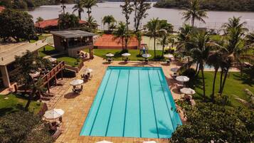 Piscina externa, guarda-sóis, espreguiçadeiras