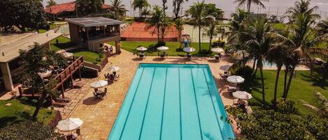 Piscina externa, guarda-sóis, espreguiçadeiras