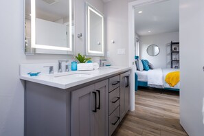 4 slaapkamers, een strijkplank/strijkijzer, gratis wifi, beddengoed