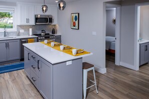 Een koelkast, een magnetron, een oven, een kookplaat