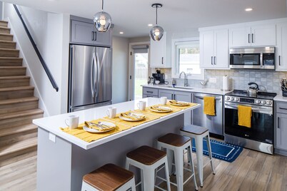 Stunning Home with Heated Tailgate Garage Walking distance to Lambeau Field