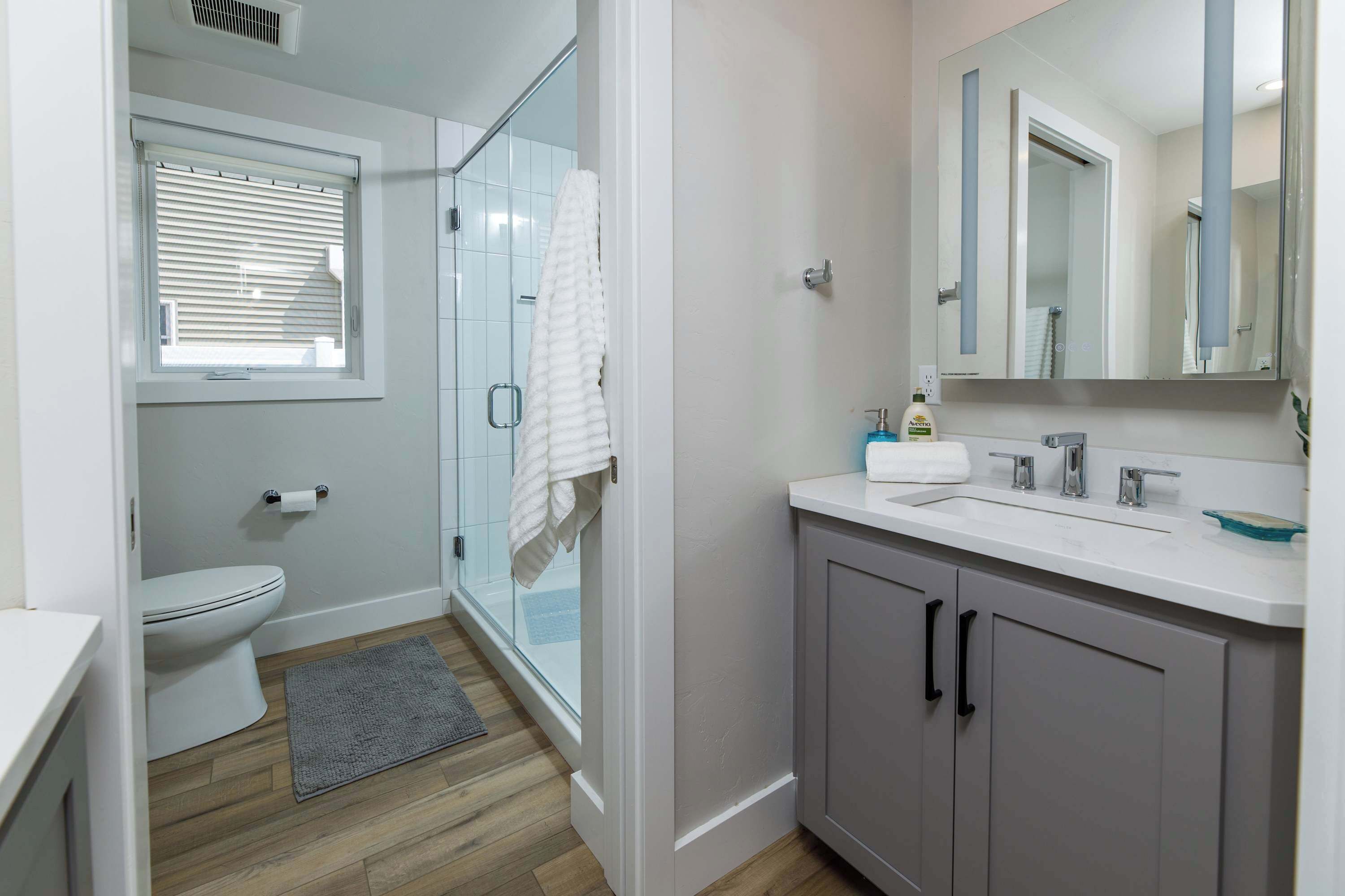 Une salle de bain avec des toilettes, une douche et un lavabo.