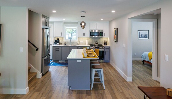 Een koelkast, een magnetron, een oven, een kookplaat